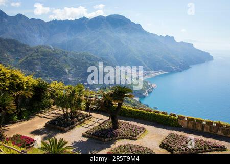 RAVELLO, ITALIE - AVRIL 29th 2023 : Ravello est une station balnéaire située à 365 m au-dessus de la mer Tyrrhénienne, sur la côte italienne d'Amalfi Banque D'Images