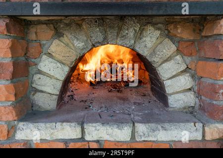 Four à briques pour la cuisson. Feu de cheminée dans un four à pierre, gros plan Banque D'Images
