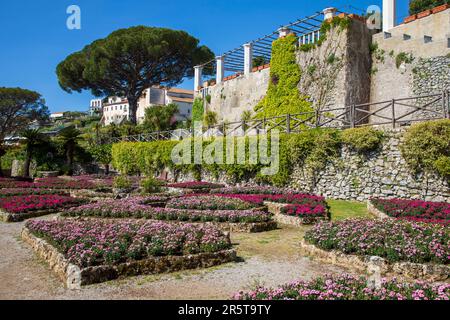 RAVELLO, ITALIE - AVRIL 29th 2023 : Ravello est une station balnéaire située à 365 m au-dessus de la mer Tyrrhénienne, sur la côte italienne d'Amalfi Banque D'Images