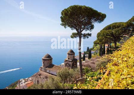 RAVELLO, ITALIE - AVRIL 29th 2023 : Ravello est une station balnéaire située à 365 m au-dessus de la mer Tyrrhénienne, sur la côte italienne d'Amalfi Banque D'Images