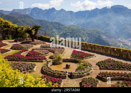 RAVELLO, ITALIE - AVRIL 29th 2023 : Ravello est une station balnéaire située à 365 m au-dessus de la mer Tyrrhénienne, sur la côte italienne d'Amalfi Banque D'Images