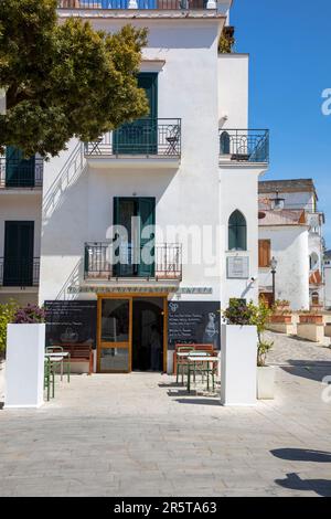 RAVELLO, ITALIE - AVRIL 29th 2023 : Ravello est une station balnéaire située à 365 mètres au-dessus de la mer Tyrrhénienne, sur la côte italienne d'Amalfi Banque D'Images