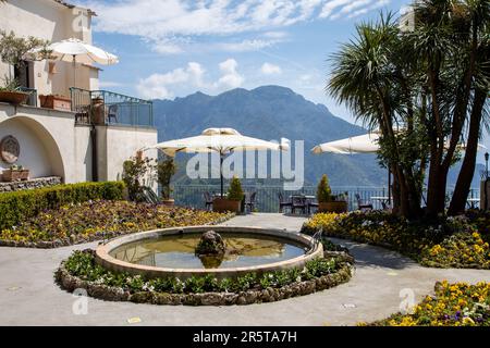 RAVELLO, ITALIE - AVRIL 29th 2023 : Ravello est une station balnéaire située à 365 mètres au-dessus de la mer Tyrrhénienne, sur la côte italienne d'Amalfi Banque D'Images