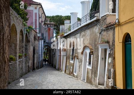 RAVELLO, ITALIE - AVRIL 29th 2023 : Ravello est une station balnéaire située à 365 mètres au-dessus de la mer Tyrrhénienne, sur la côte italienne d'Amalfi Banque D'Images