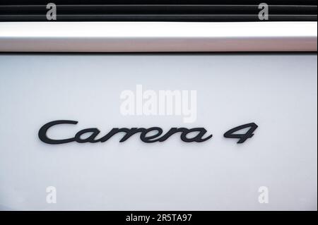 Détail de la Carrera 4 lettres d'une Porsche 911 964 blanche classique dans la rue Banque D'Images