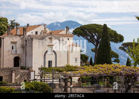 RAVELLO, ITALIE - AVRIL 29th 2023 : Ravello est une station balnéaire située à 365 mètres au-dessus de la mer Tyrrhénienne, sur la côte italienne d'Amalfi Banque D'Images