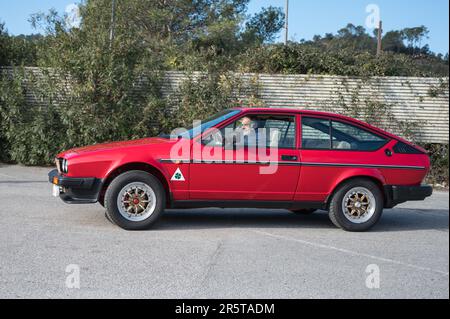 Vue latérale d'un classique rouge Alfa Romeo GTV 2,0 Banque D'Images