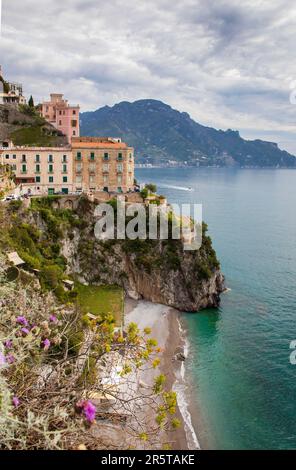 ATRANI, ITALIE - AVRIL 30th 2023 : vue panoramique sur le village d'Atrani, Italie. Atrani est un complexe situé sur la côte amalfitaine entouré de falaises et de paysages côtiers. Banque D'Images