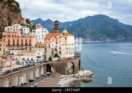 ATRANI, ITALIE - AVRIL 30th 2023 : vue panoramique sur le village d'Atrani, Italie. Atrani est un complexe situé sur la côte amalfitaine entouré de falaises et de paysages côtiers. Banque D'Images