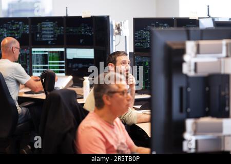 UTRECHT - le lieu de contingence d'Amsterdam dans le ProRail Operational Control Center Rail (OCCR) à Utrecht. Les employés de ProRail, NS, NS Maintenance and Service, Strukton, VolkerRail et BAM Rail, entre autres, surveillent le réseau ferroviaire à partir de ce centre national de contrôle. ANP JEROEN JUMELET pays-bas sortie - belgique sortie Banque D'Images