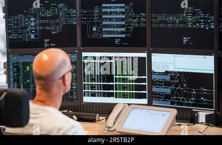 UTRECHT - le lieu de contingence d'Amsterdam dans le ProRail Operational Control Center Rail (OCCR) à Utrecht. Les employés de ProRail, NS, NS Maintenance and Service, Strukton, VolkerRail et BAM Rail, entre autres, surveillent le réseau ferroviaire à partir de ce centre national de contrôle. ANP JEROEN JUMELET pays-bas sortie - belgique sortie Banque D'Images