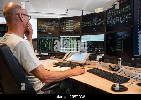 UTRECHT - le lieu de contingence d'Amsterdam dans le ProRail Operational Control Center Rail (OCCR) à Utrecht. Les employés de ProRail, NS, NS Maintenance and Service, Strukton, VolkerRail et BAM Rail, entre autres, surveillent le réseau ferroviaire à partir de ce centre national de contrôle. ANP JEROEN JUMELET pays-bas sortie - belgique sortie Banque D'Images