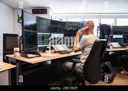 UTRECHT - le lieu de contingence d'Amsterdam dans le ProRail Operational Control Center Rail (OCCR) à Utrecht. Les employés de ProRail, NS, NS Maintenance and Service, Strukton, VolkerRail et BAM Rail, entre autres, surveillent le réseau ferroviaire à partir de ce centre national de contrôle. ANP JEROEN JUMELET pays-bas sortie - belgique sortie Banque D'Images