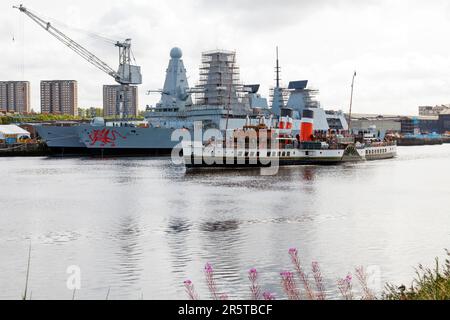 Waverley Paddle Steamer en 2009 en passant par BAE Systems Scotstin chantier naval sur la rivière Clyde, Glasgow, Écosse, Royaume-Uni, Europe Banque D'Images