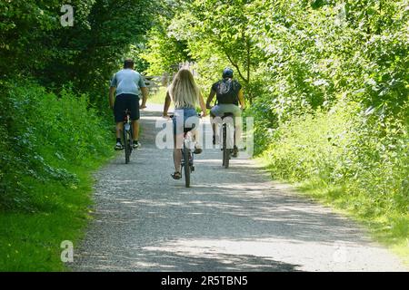 Trois cyclistes sur le Sett Valley Trail, Derbyshire Banque D'Images