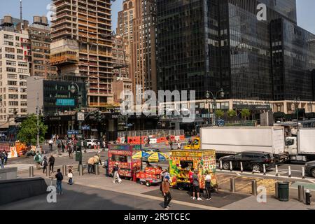 Activité sur la huitième avenue dans le quartier de Herald Square à New York mardi, 23 mai 2023. (© Richard B. Levine) Banque D'Images