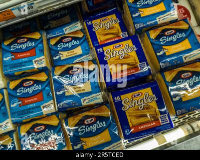 Paquets de fromage américain Kraft simple dans un supermarché à New York jeudi, 25 mai 2023. Le nouvel emballage, au centre droit avec bordure bleue, donne au produit emblématique un aspect frais et la tranche de l'emballage individuel sera plus facile à ouvrir. (© Richard B. Levine) Banque D'Images