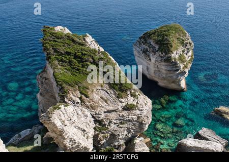 Vue de dessus des grands rochers en face du récif près de Bonifacio Banque D'Images