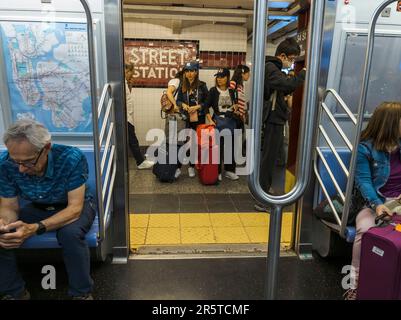 Le dimanche, 28 mai 2023, en train de descendre le week-end dans le métro de New York. (© Richard B. Levine) Banque D'Images