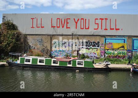 Je vous aimerai toujours être écrit dans des graffitis lettering par le canal à Hackney Wick Banque D'Images