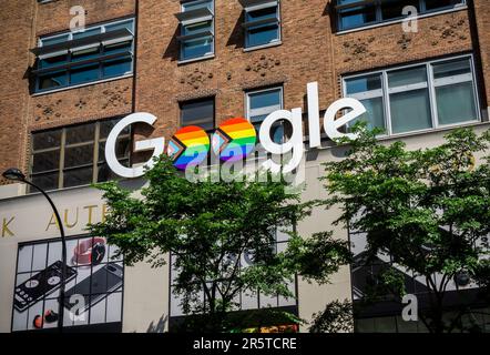 Les « doubles » du logo Google sur leur bâtiment situé au 111, huitième Avenue, à New York, sont décorés dans les couleurs arc-en-ciel du drapeau de la fierté du progrès en l'honneur de la Journée de la fierté gay, vu jeudi, 1 juin 2023. (© Richard B. Levine) Banque D'Images