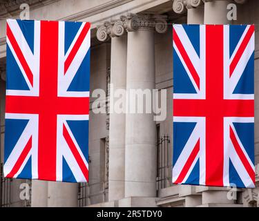 Drapeau de l'Union sur Regent Street à Londres, au Royaume-Uni, commémorant le prochain couronnement du roi Charles III Banque D'Images