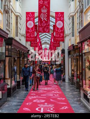 Londres, Royaume-Uni - 30 avril 2023 : bannières commémorant le couronnement de sa Majesté le roi Charles III, accroché dans l'arcade de Burlington à Londres, Royaume-Uni. Banque D'Images