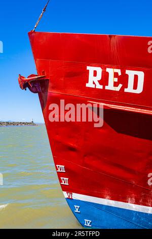 Bateau à poissons à coque rouge dans le port de Steveston, Colombie-Britannique, Canada Banque D'Images