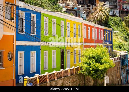 Rangée de cottages aux couleurs vives dans une rue de Valparaiso, au Chili Banque D'Images