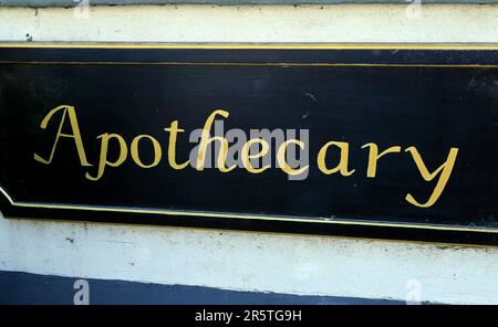 Panneau Apothecary sur la boutique, Cowbridge High Street, Vale of Glamourgan, South Wales, Royaume-Uni. Banque D'Images