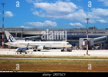 ICELANDAIR BOEING 757-23N D'ICELANDAIR RARE À VOIR EN SICILE dans la photo le boeing 757-23N est resté pendant des jours dans la Pizzola de l'aéroport Falcone e Borsellino à Palerme un rare avion à voir dans notre région Banque D'Images