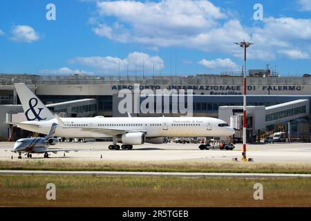 ICELANDAIR BOEING 757-23N D'ICELANDAIR RARE À VOIR EN SICILE dans la photo le boeing 757-23N est resté pendant des jours dans la Pizzola de l'aéroport Falcone e Borsellino à Palerme un rare avion à voir dans notre région Banque D'Images