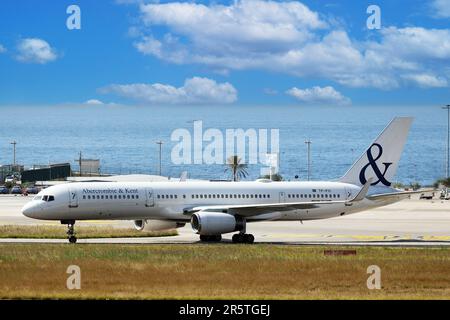 ICELANDAIR BOEING 757-23N D'ICELANDAIR RARE À VOIR EN SICILE dans la photo le boeing 757-23N est resté pendant des jours dans la Pizzola de l'aéroport Falcone e Borsellino à Palerme un rare avion à voir dans notre région Banque D'Images