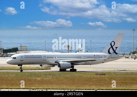 ICELANDAIR BOEING 757-23N D'ICELANDAIR RARE À VOIR EN SICILE dans la photo le boeing 757-23N est resté pendant des jours dans la Pizzola de l'aéroport Falcone e Borsellino à Palerme un rare avion à voir dans notre région Banque D'Images