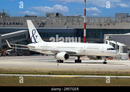 ICELANDAIR BOEING 757-23N D'ICELANDAIR RARE À VOIR EN SICILE dans la photo le boeing 757-23N est resté pendant des jours dans la Pizzola de l'aéroport Falcone e Borsellino à Palerme un rare avion à voir dans notre région Banque D'Images