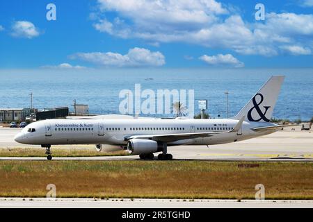 ICELANDAIR BOEING 757-23N D'ICELANDAIR RARE À VOIR EN SICILE dans la photo le boeing 757-23N est resté pendant des jours dans la Pizzola de l'aéroport Falcone e Borsellino à Palerme un rare avion à voir dans notre région Banque D'Images