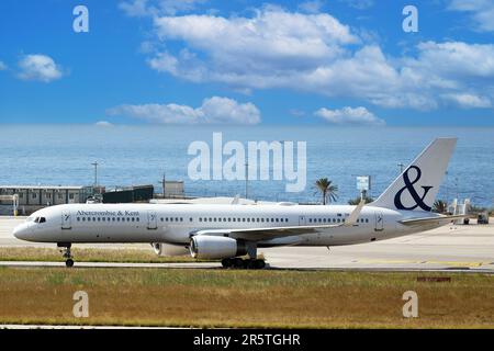 ICELANDAIR BOEING 757-23N D'ICELANDAIR RARE À VOIR EN SICILE dans la photo le boeing 757-23N est resté pendant des jours dans la Pizzola de l'aéroport Falcone e Borsellino à Palerme un rare avion à voir dans notre région Banque D'Images