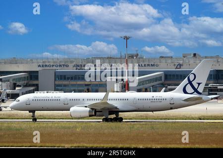 ICELANDAIR BOEING 757-23N D'ICELANDAIR RARE À VOIR EN SICILE dans la photo le boeing 757-23N est resté pendant des jours dans la Pizzola de l'aéroport Falcone e Borsellino à Palerme un rare avion à voir dans notre région Banque D'Images