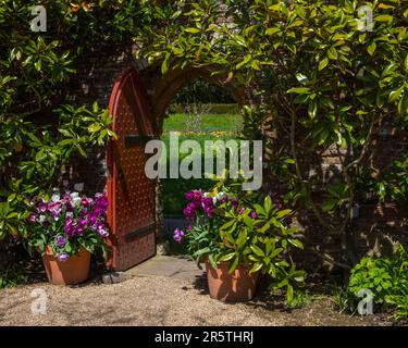 Sussex, Royaume-Uni - 29 avril 2023 : une porte dans les jardins du château historique d'Arundel à Arundel, dans l'ouest du Sussex. Banque D'Images