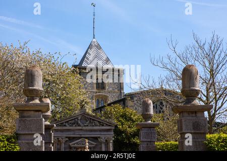 Sussex, Royaume-Uni - 29 avril 2023 : la chapelle Fitzalan, vue depuis les jardins du château d'Arundel à Arundel, dans le Sussex Ouest. Banque D'Images