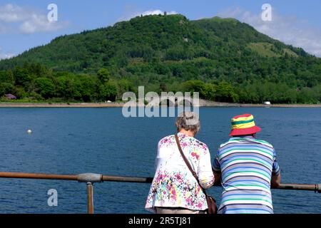 Inveraray, Écosse, Royaume-Uni. 5th juin 2023. Un beau temps chaud et ensoleillé se poursuit sur la côte ouest, les gens appréciant le plein air dans un cadre attrayant avec les villages pittoresques le long de la côte. Vue sur le Loch Fyne jusqu'au pont à bosse sur la A83. Crédit : Craig Brown/Alay Live News Banque D'Images