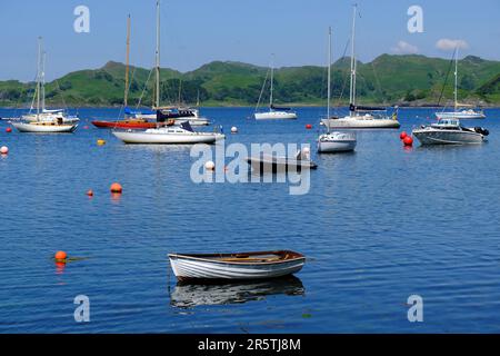 Crinan, Écosse, Royaume-Uni. 5 juin 2023. Un temps chaud et ensoleillé glorieux continue sur la côte ouest. Vue depuis le port de Crinan. Crédit : Craig Brown/Alamy Live News Banque D'Images