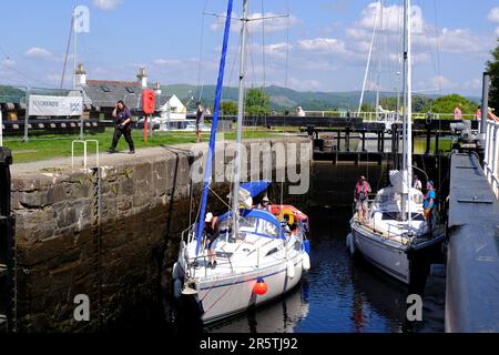 Crinan, Écosse, Royaume-Uni. 5th juin 2023. Un beau temps chaud et ensoleillé se poursuit sur la côte ouest, les gens appréciant le plein air dans un cadre attrayant avec les villages pittoresques le long de la côte. Navigation dans les écluses du canal de Crinan. Crédit : Craig Brown/Alay Live News Banque D'Images