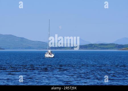 Crinan, Écosse, Royaume-Uni. 5 juin 2023. Un temps chaud et ensoleillé glorieux continue sur la côte ouest. Yacht à Crinan. Crédit : Craig Brown/Alamy Live News Banque D'Images