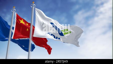 Shanghai, CH, mai 2023 : drapeaux de Comac et de Chine agitant dans le vent. COMAC est un fabricant chinois d'aérospatial appartenant à l'État. Éditorial 3D Banque D'Images