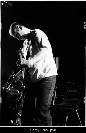 BOB MOLD, SUGAR, COPPER BLUE TOUR, 1992 : Bob Mould du légendaire groupe de grunge Sugar lors de leur tournée Copper Blue Tour à l'Université de Cardiff le 17 décembre 1992. Photographie : Rob Watkins. INFO : Sugar, un groupe de rock alternatif américain formé en 1992 à Athens, en Géorgie, par Bob Mould, a été acclamé pour son mélange d'énergie punk et de hooks mélodiques. Des tubes comme If I Can't change Your Mind et Helpless ont consolidé leur statut d'icônes du rock indépendant des années 90. Banque D'Images