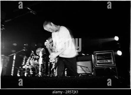 BOB MOLD, SUGAR, COPPER BLUE TOUR, 1992 : Bob Mould du légendaire groupe de grunge Sugar lors de leur tournée Copper Blue Tour à l'Université de Cardiff le 17 décembre 1992. Photographie : Rob Watkins. INFO : Sugar, un groupe de rock alternatif américain formé en 1992 à Athens, en Géorgie, par Bob Mould, a été acclamé pour son mélange d'énergie punk et de hooks mélodiques. Des tubes comme If I Can't change Your Mind et Helpless ont consolidé leur statut d'icônes du rock indépendant des années 90. Banque D'Images