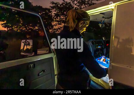 Une équipe de gestion de la faune dans le parc national de Majete au Malawi à la recherche d'un lion à colorier la nuit. Le vétérinaire Dagmar Mayer prépare l'anesthésique pour l'opération prévue Banque D'Images