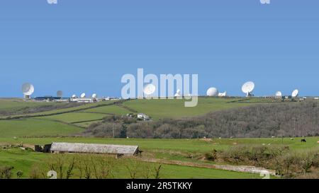 Station d'écoute par satellite GCHQ Bude (quartier général des communications du gouvernement) Défense au camp de Cleave, Cornwall, Angleterre. ROYAUME-UNI Banque D'Images