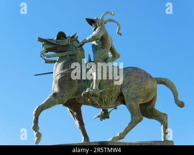 Profil de la statue équestre du conquérant Francisco Pizarro sur la place de Trujillo au ciel bleu Banque D'Images